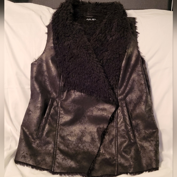 🩷 3/$15 MO-KA - WOMEN'S FAUX FUR & LEATHER VEST SIZE MEDIUM - Picture 1 of 8